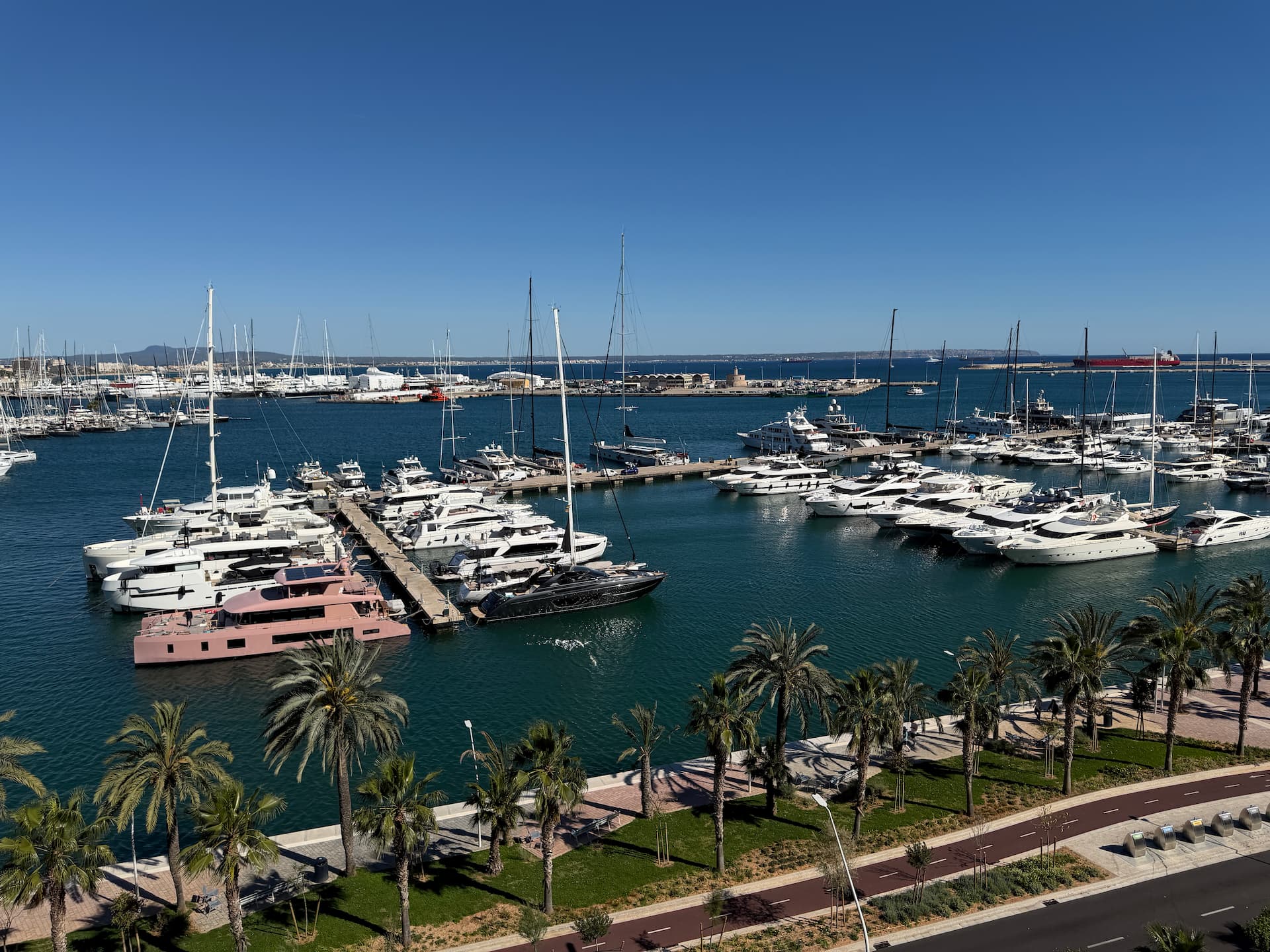 Ausblick von der Terrasse auf den Hafen von Palma